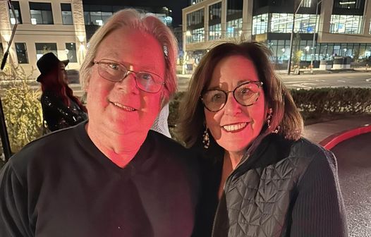 Photo of Steve Widom and his wife, Pam.